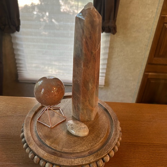 Beautiful Peach Moonstone obelisk, sphere with stand and palm stone. - Picture 2 of 8